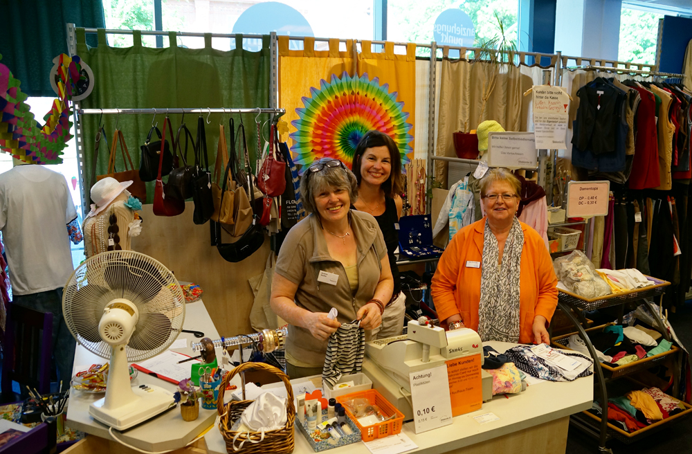 Teamleiterin Andrea Storke, Bereichsleiterin Maiken Carstens und Elke Schmidt (v. l.) an der Kasse des Sozialkaufhauses.