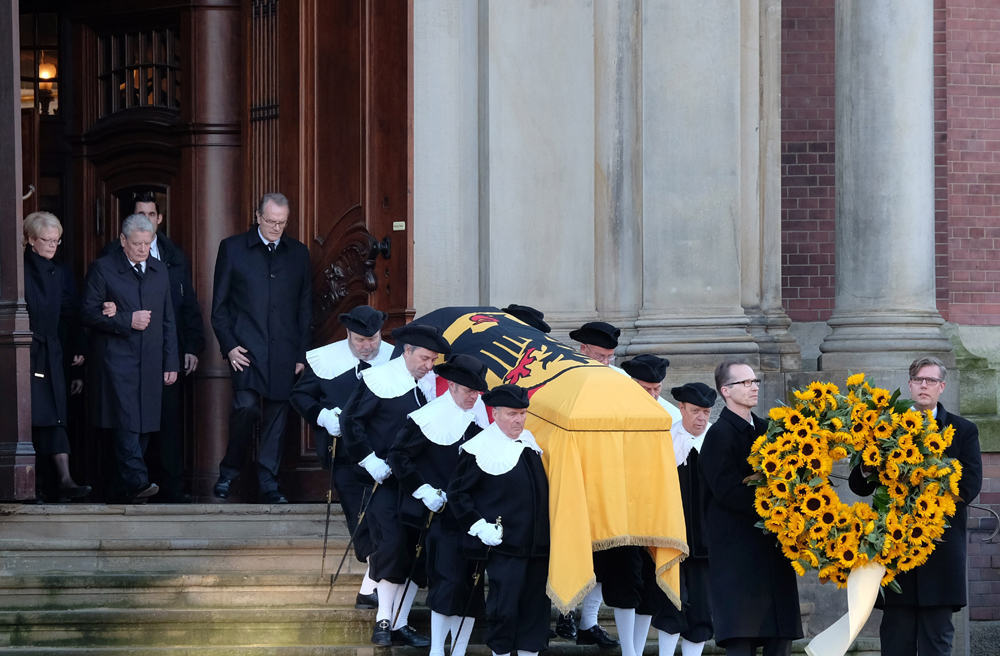 Der Sarg wird aus der Kirche getragen, im Hintergrund Tochter Susanne Schmidt und Bundespräsident Joachim Gauck.