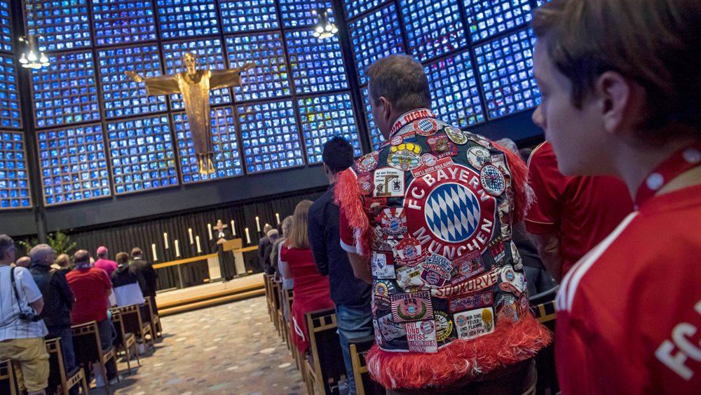 Vor dem Pokalfinale beten Fans in der Berliner Gedächtniskirche