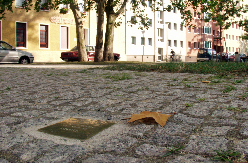 Stolpersteine werden am letzten frei gewählten Wohnort der Opfer in den Gehweg eingelassen (Symbolbild)