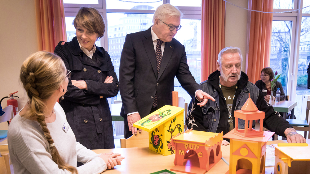 Bundespräsident Frank-Walter Steinmeier und seine Frau Elke Büdenbender in der Tagesaufenthaltsstätte „Herz As“