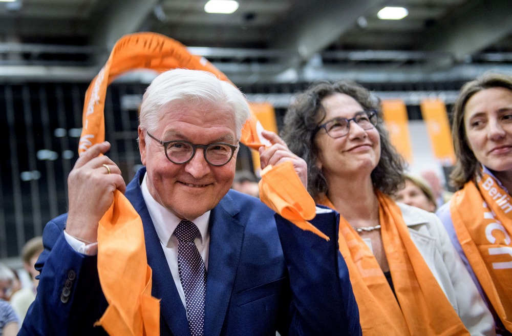 Mit Schal: Bundespräsident Frank-Walter Steinmeier