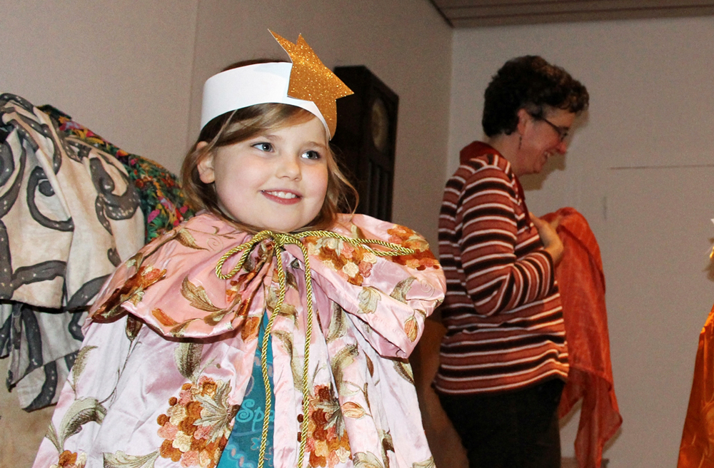 Aus dem Morgenland: Josie (8) als frisch gekrönte Sternsingerin