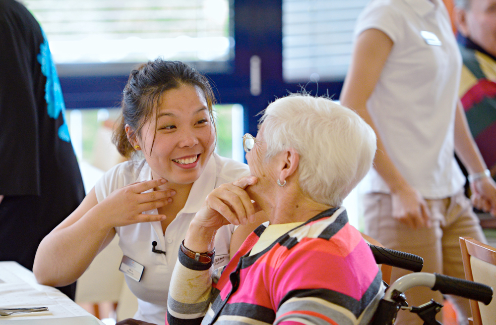 Viele Stiftungen engagieren sich in der Altenpflege (Symbolfoto)