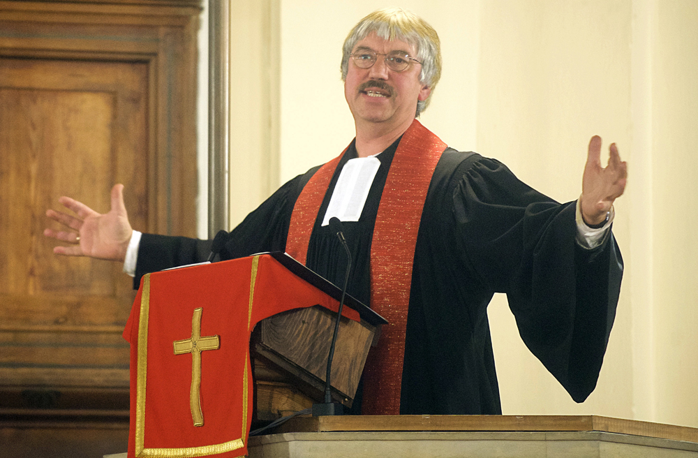 Mit Gesten unterstreichen Pastoren die Kraft ihrer Stimme (Symbolbild)