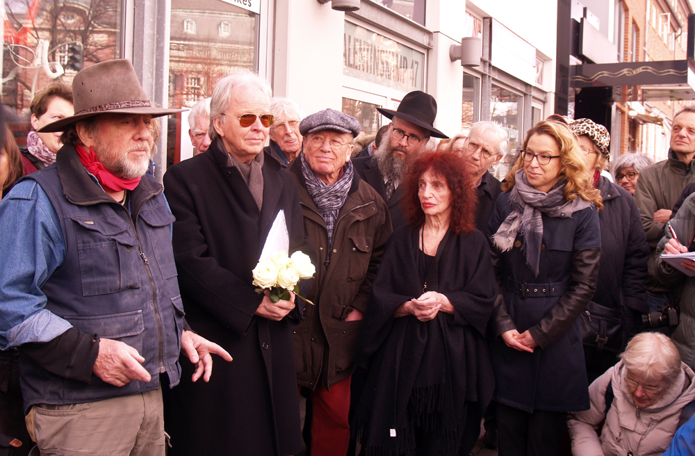 Bei Verlegung des Stolpersteins (v.l.): Gunter Demnig, Peter Hess, Peggy Parnass und Carola Veit