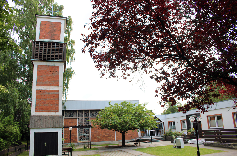 Das Gemeindezentrum Knieper West mit dem freistehenden Glockenturm