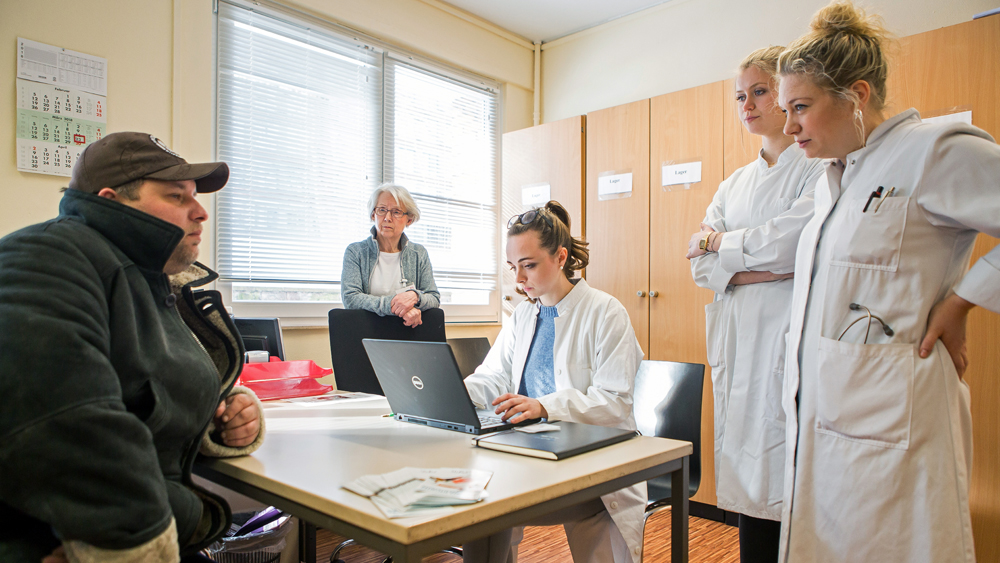 Studenten behandeln Bedürftige in der neuen Sprechstunde