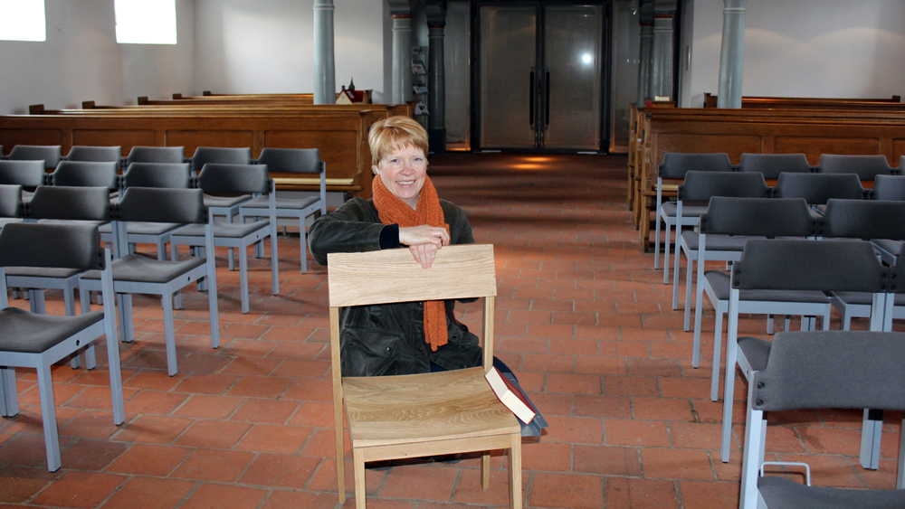Pastorin Dr. Christina Duncker sitzt in der Reinfelder Kirche zwischen den Stühlen