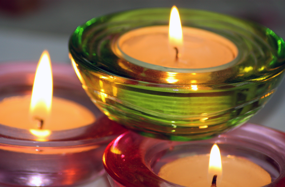Kerzen brennen als Zeichen der Trauer (Symbolbild)