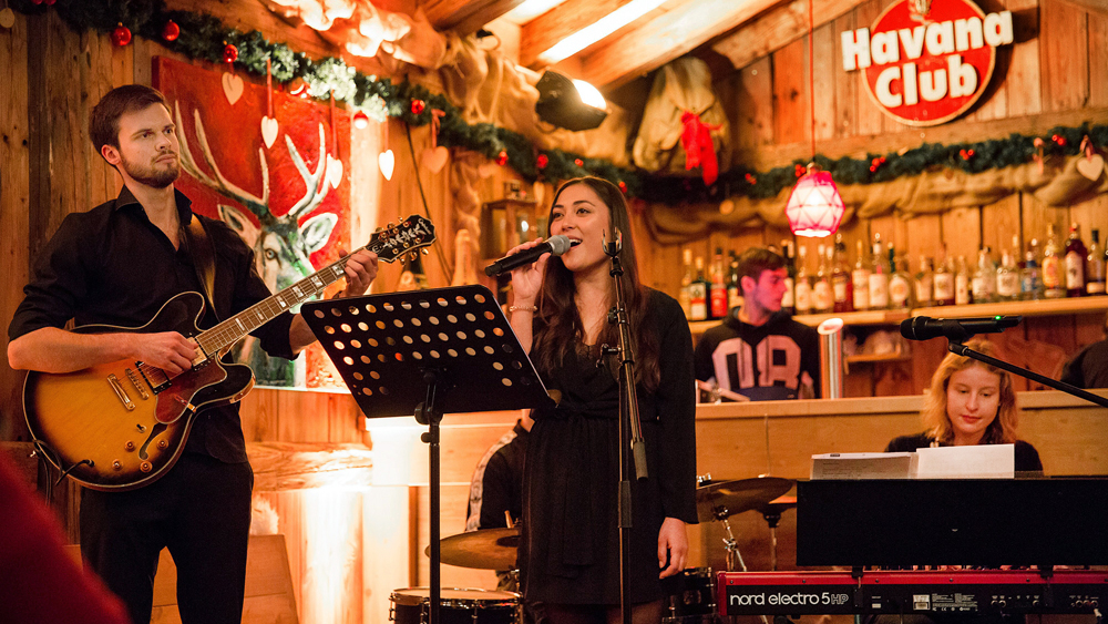 Direkt vor der Bar spielt die Band beim "Sunday"-Gottesdienst