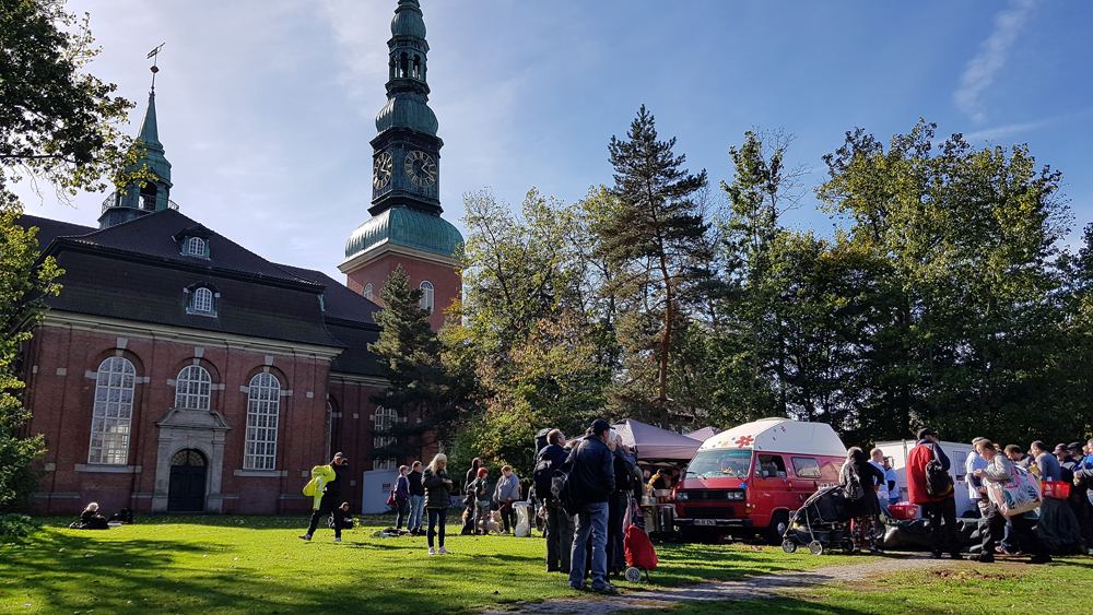 Viel Betrieb vor der St. Trinitatis-Kirche in Hamburg-Altona