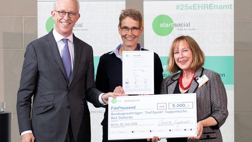 Karl von Rohr (Deutsche Bank), überreicht den Preis an Barbara Niehaus und Sherry Gröticke (v.l.) 
