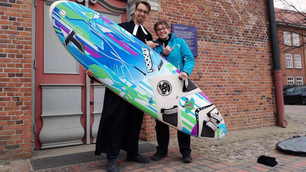 Mit Surfer-Gruß: Pastor Hendrik Höver und Kantorin Gudrun Fliegner