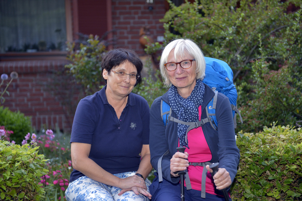 Andrea Gudehus-Ochmann (li.) aus Syke mit Adelheid Lammers, ihrem pilgernden Gast für eine Nacht