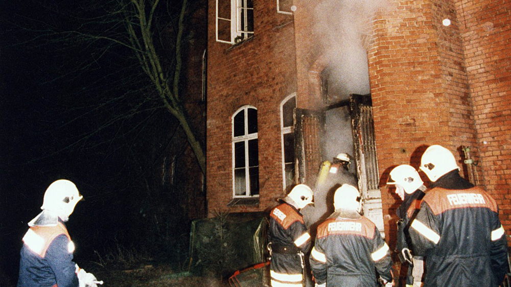 Die Feuerwehr löscht den Brand am frühen Morgen des 25. März 1994