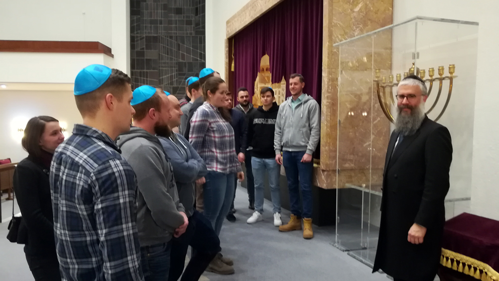 Soldaten der Helmut-Schmidt-Universität mit Rabbi Shlomo Bistritzky in der Hamburger Synagoge Hohe Weide
