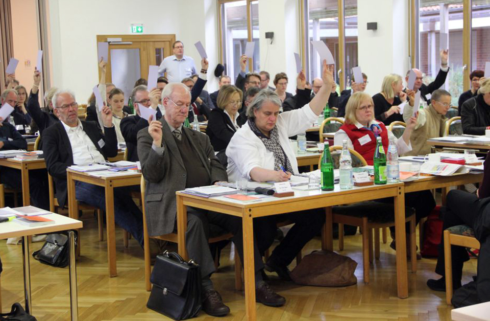 Über zahlreiche Meldungen mussten die Kirchenparlamentarier abstimmen