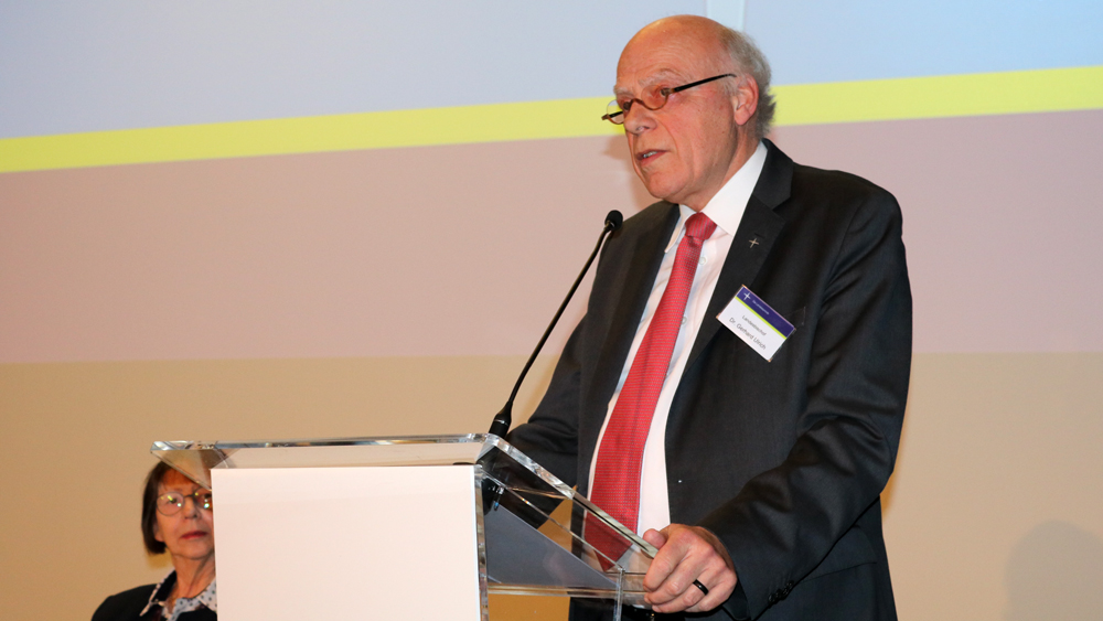 Landesbischof Ulrich bei seinem letzten Bericht