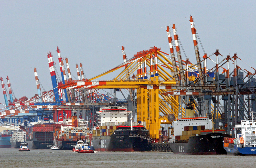 Container-Schiffe im Hafen von Bremerhaven