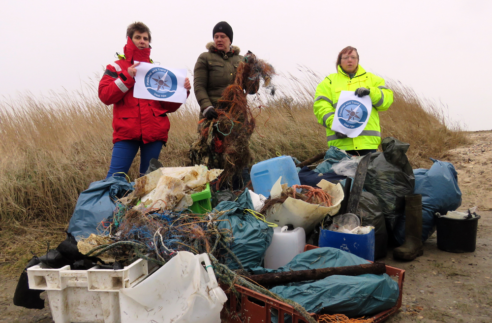 Aktivisten sammeln Plastikmüll am Strand von Föhr