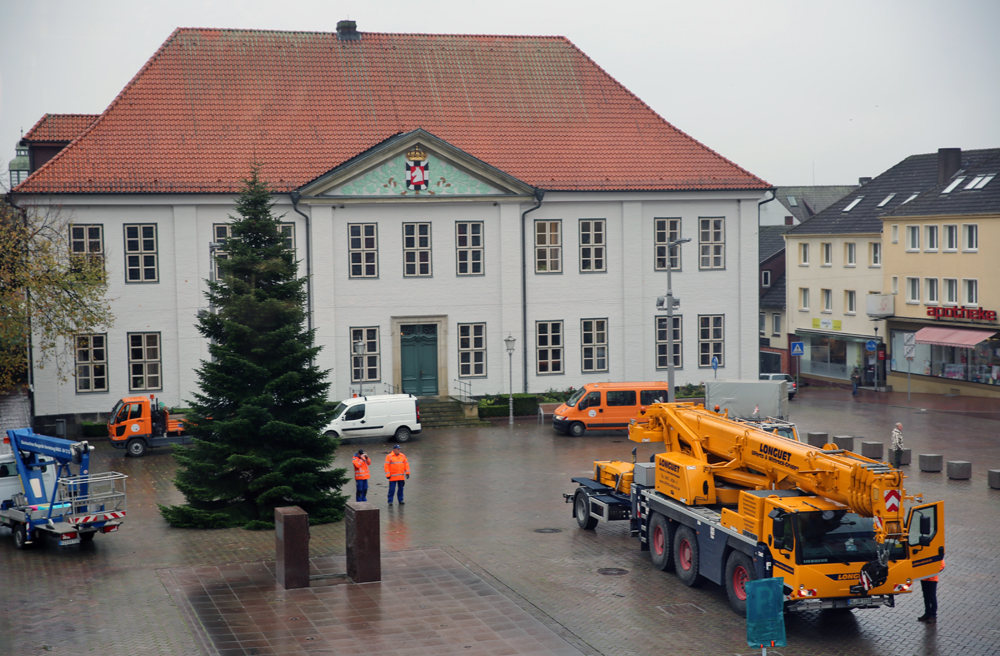 Bereits seit Anfang November schmückt eine Tanne den Ratzeburger Marktplatz