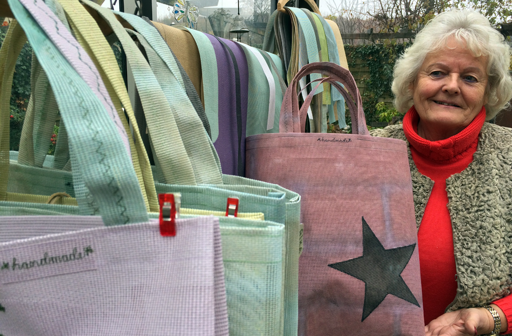 Image - Lübeckerinnen nähen Taschen aus Gerüstplanen der Petrikirche