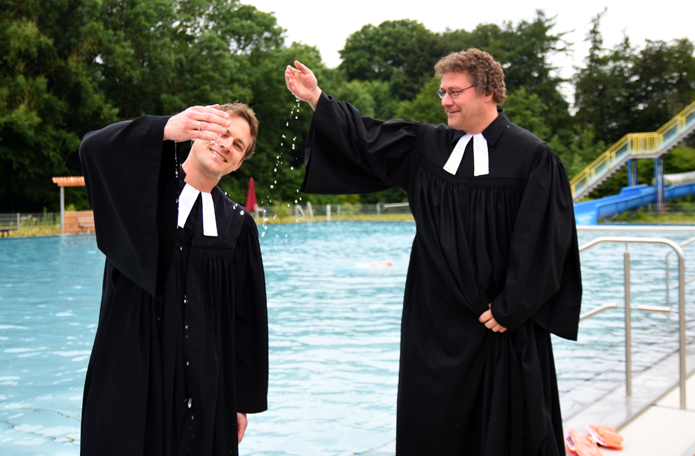 Im Freibad: Die Pastoren Jan Roßmanek (li.) und Jochen Weber wollen im Nichtschwimmerbecken acht Menschen taufen