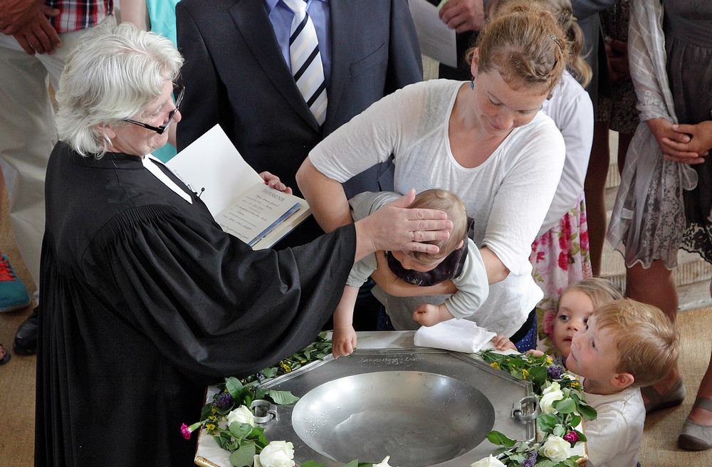 Taufgottesdienst in der evangelischen Dorfkirche von Lohmen (Sachsen) am 05.07.2015.  An diesem Tag wurden vier Kinder aus drei Familien getauft.