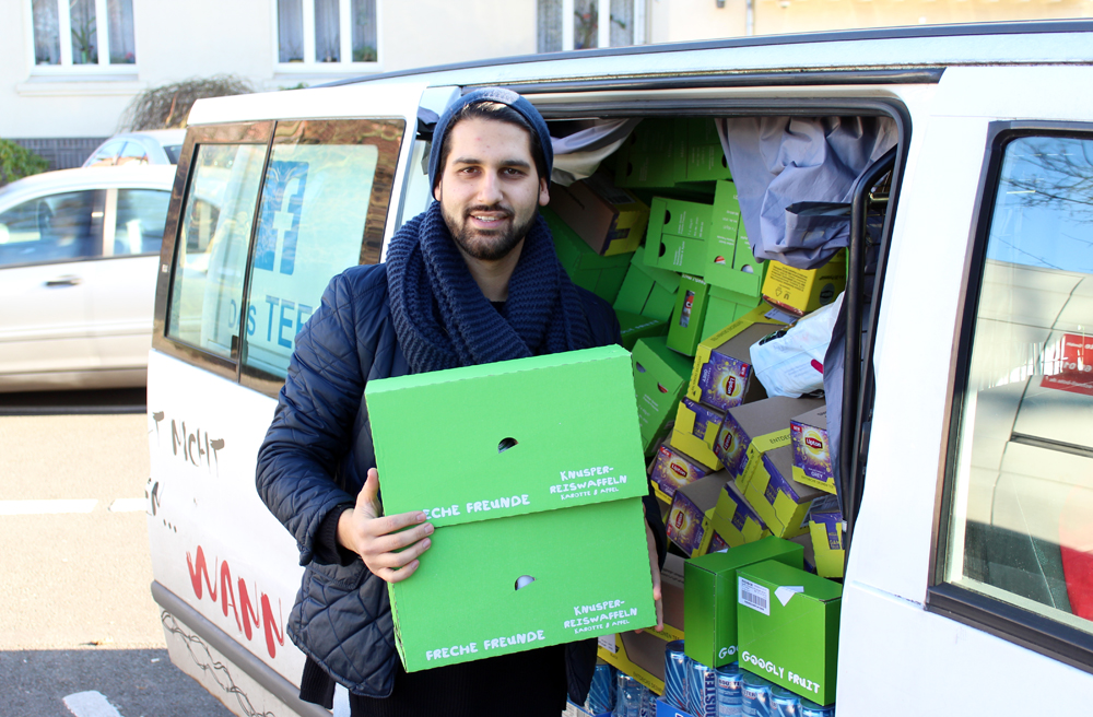 Sami Khokhar vor dem weißen Bus des Teemobils