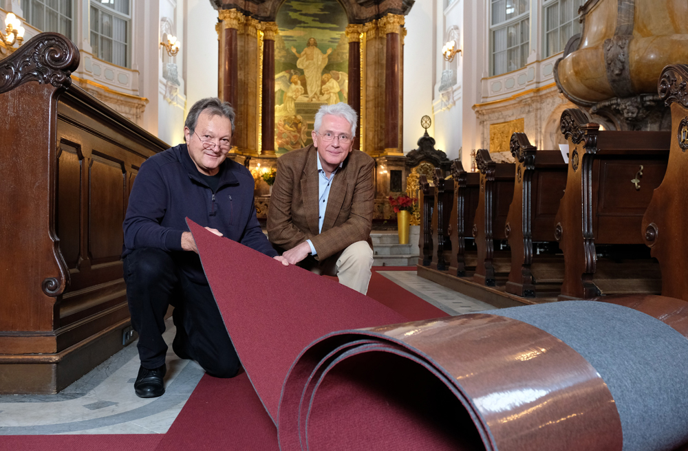 Teppichspezialist René Havener (li.) mit Hauptpastor Alexander Röder