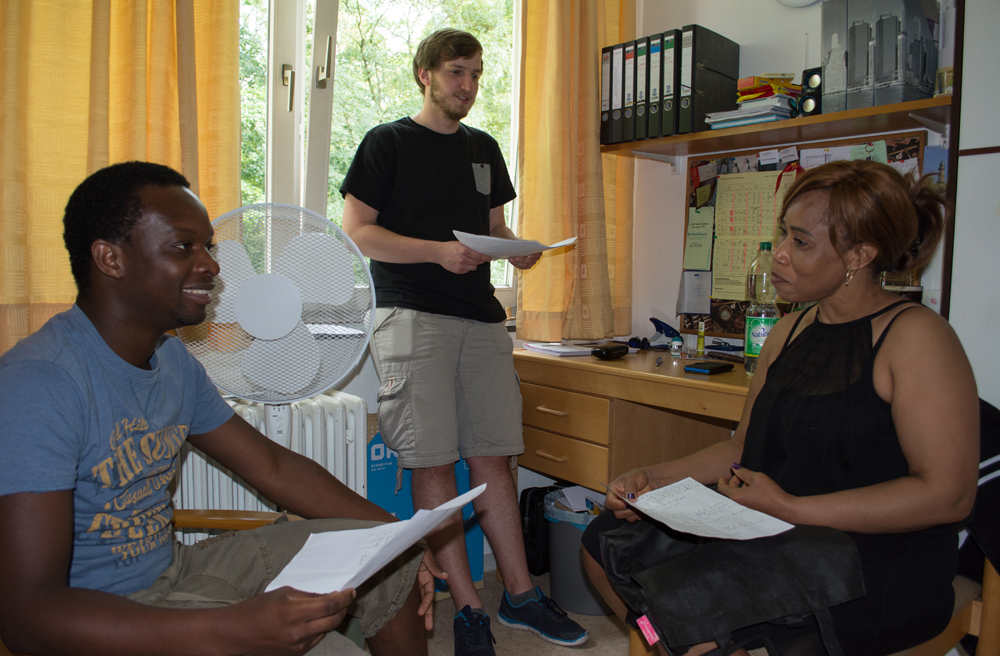 Die Theologiestudenten Mawusi Ahialey (v.l.), Nils Singer und Ifeoma Chikogu in ihrer WG