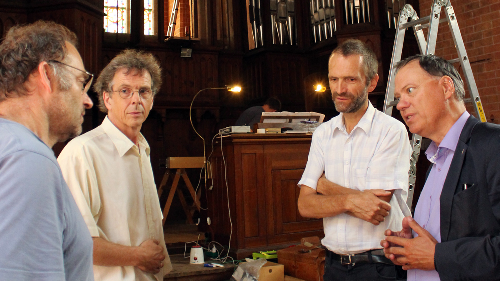 Präses Andreas Tietze (v. rechts nach links) in Güstrow im Gespräch mit Kantor Martin Ohse, Pastor Christian Höser und Michael Wetzel von der Orgelbaufirma