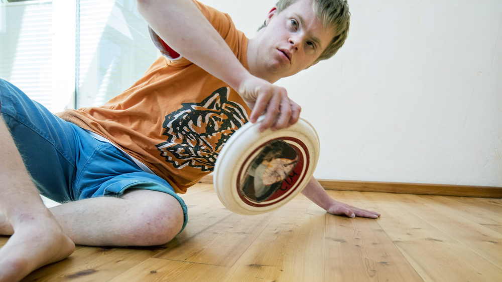 Tim im Juni 2015 bei seinem großem Hobby, dem Frisbee spielen