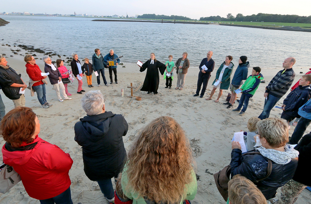 Direkt am Strand feiert Maike Selmayr Gottesdienste mit den Urlaubern
