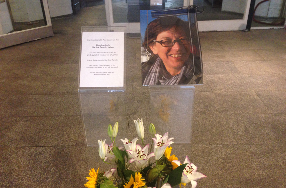 Zahlreiche Menschen haben sich in den letzten Tagen in das Kondolenzbuch für die verstorbene Hauptpastorin der St. Petrikirche Martina Severin-Kaiser eingetragen