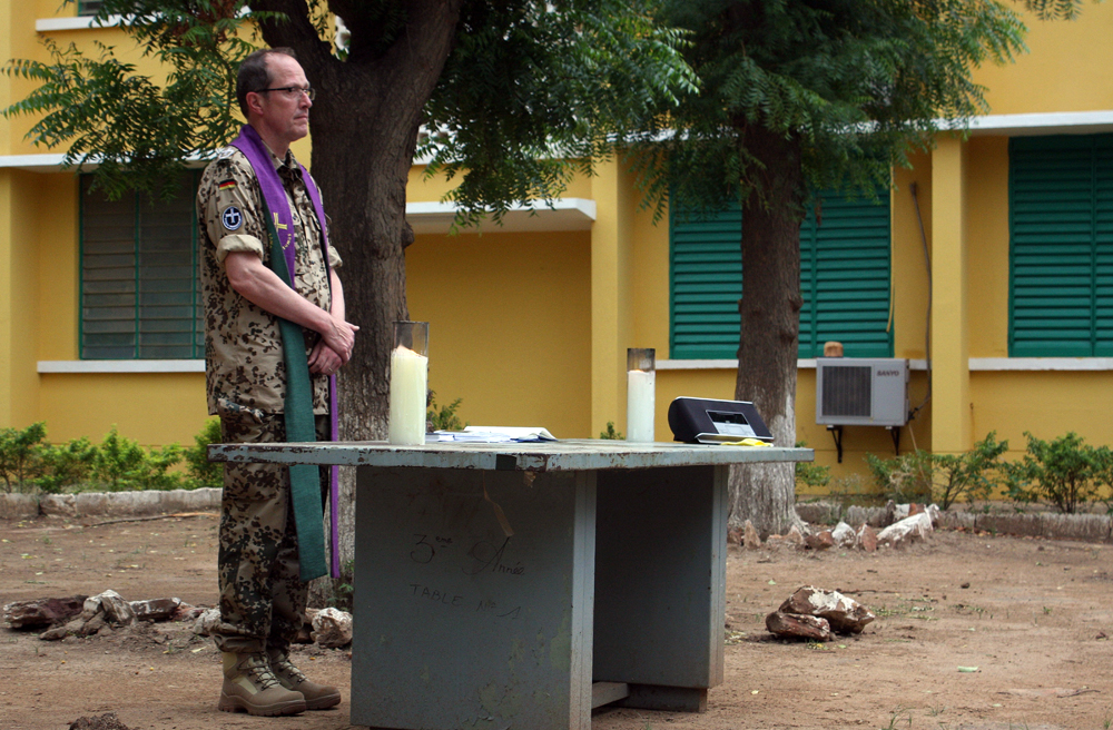 Andreas-Christian Tübler feiert im Mai 2014 mit deutschen Soldaten einen Feldgottesdienst in Mali