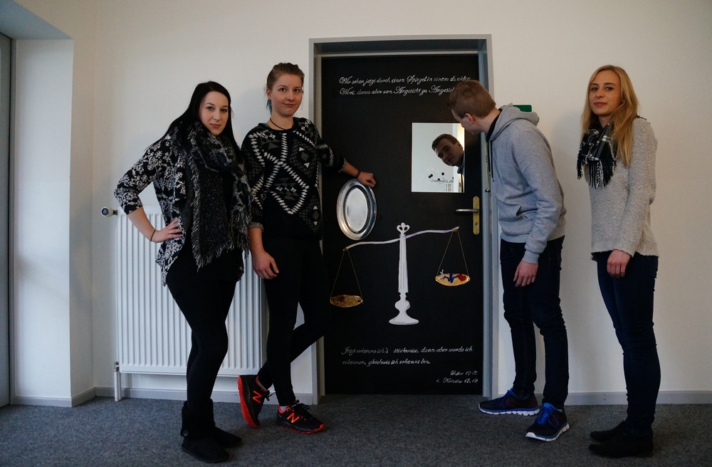 Gerechtigkeit auf der Waagschale (v.l.): Nicole Müller, Nina Jäger, Michel Patrice Vogt und Corinna Dellers zeigen ihren Tür-Entwurf