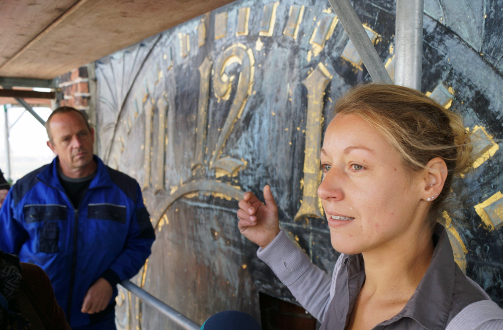 Metallrestauratorin Sylvia Morgenstern und Uhren-Fachmann Udo Griwahn in mehr als 50 Meter Höhe vor der Turm-Uhr