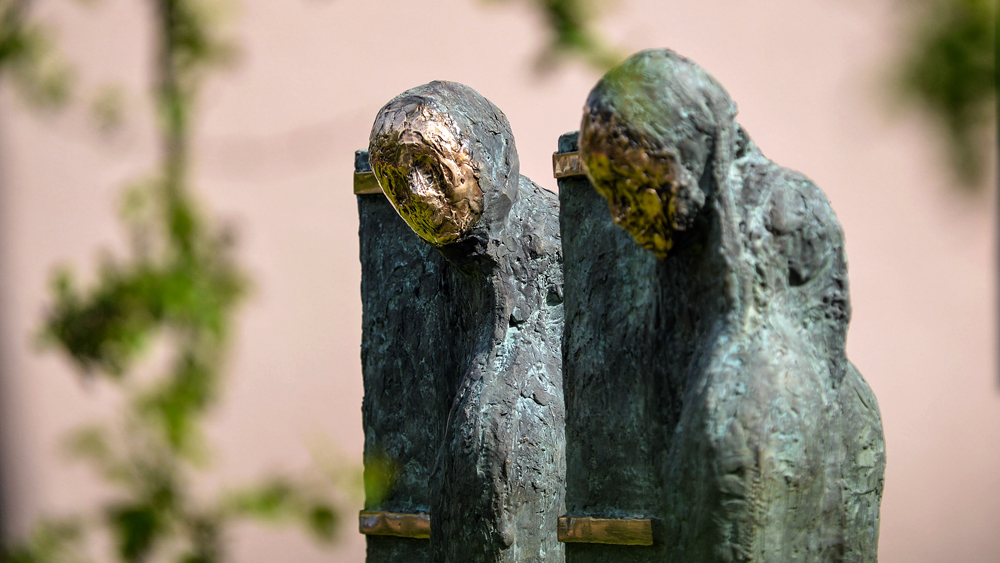 Die Skulptur „Twins - Zwillinge“ vor dem Landeskirchenamt