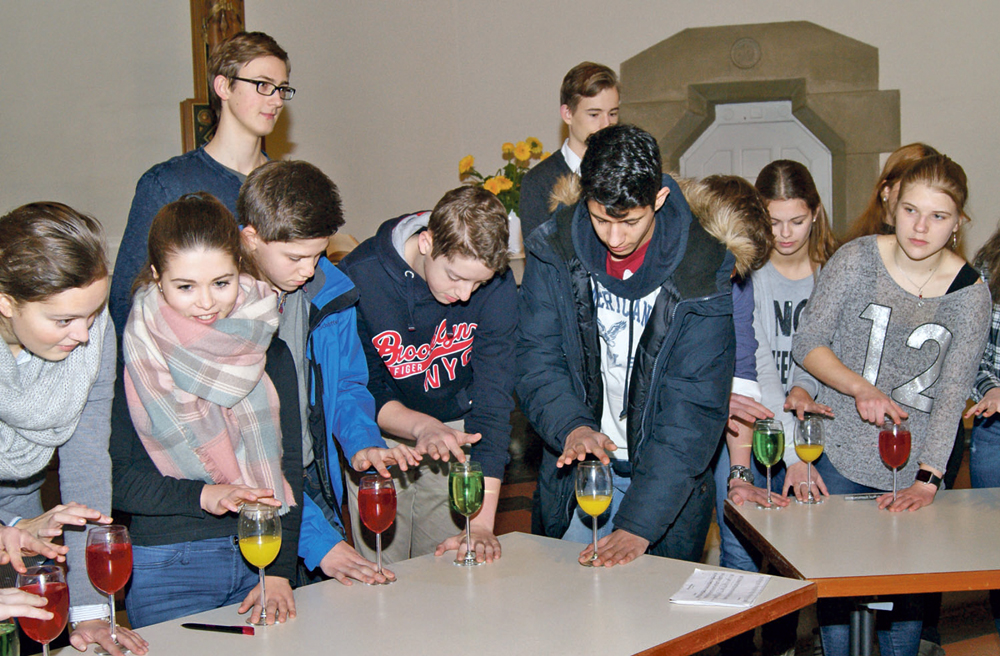 Auch eine Form von Hintergrundmusik: Die Jugendlichen bringen Gläser zum Klingen