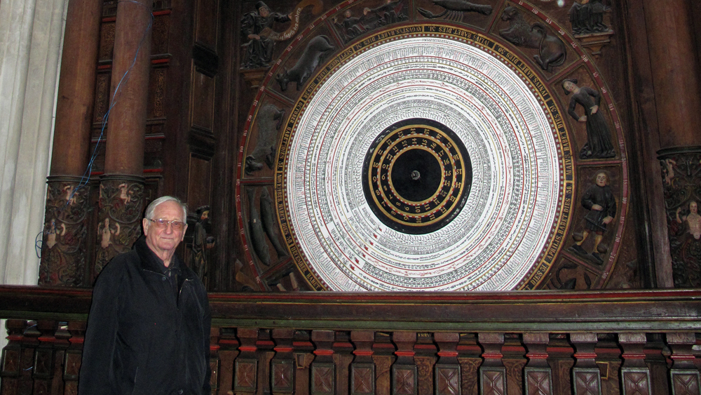 Der Rostocker Astronomie-Professor Manfred Schukowski kümmert sich um die Uhr