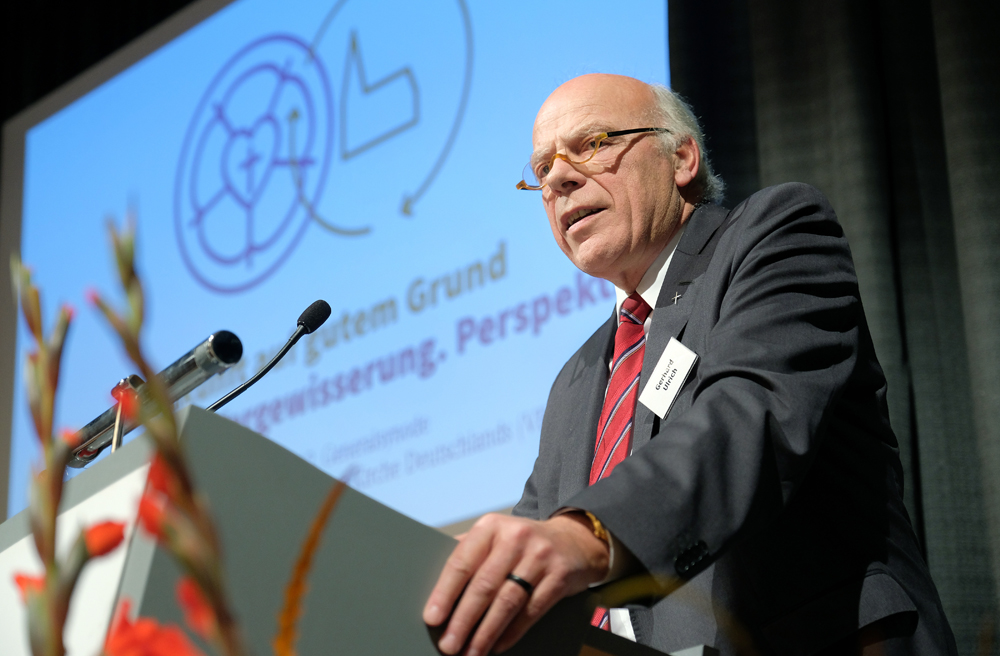 Gerhard Ulrich vor dem Plenum der VELKD