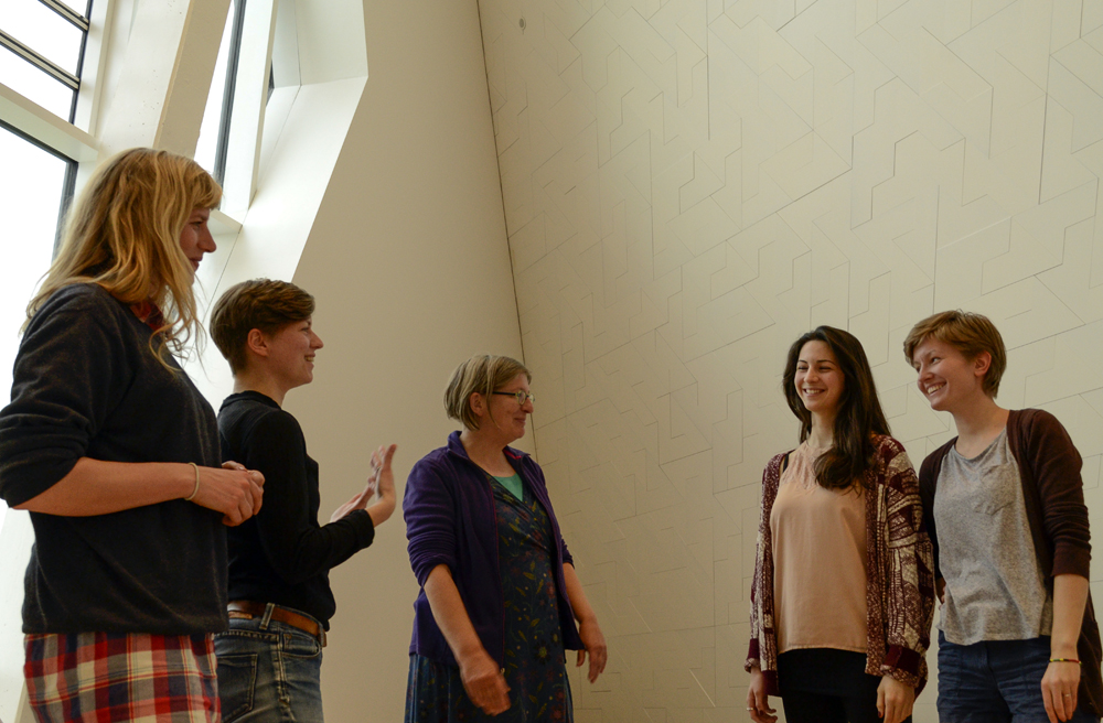 Studentinnen mit Professorin Steffi Hobuss (Mitte) im „Raum der Stille“