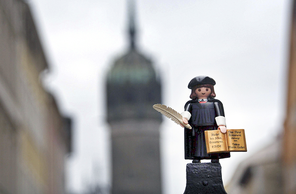 Auch vor der Schlosskirche in Wittenberg lässt es sich der Mini-Luther gutgehen