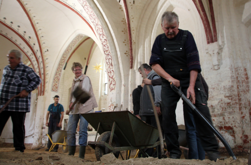 Eifrig arbeiteten die Helfer.