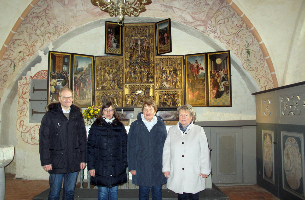 In der Kirche Waase (v.l.): Pastor Gerber mit Bärbel Bieniek, Karin Freytag und Angelika Jalas