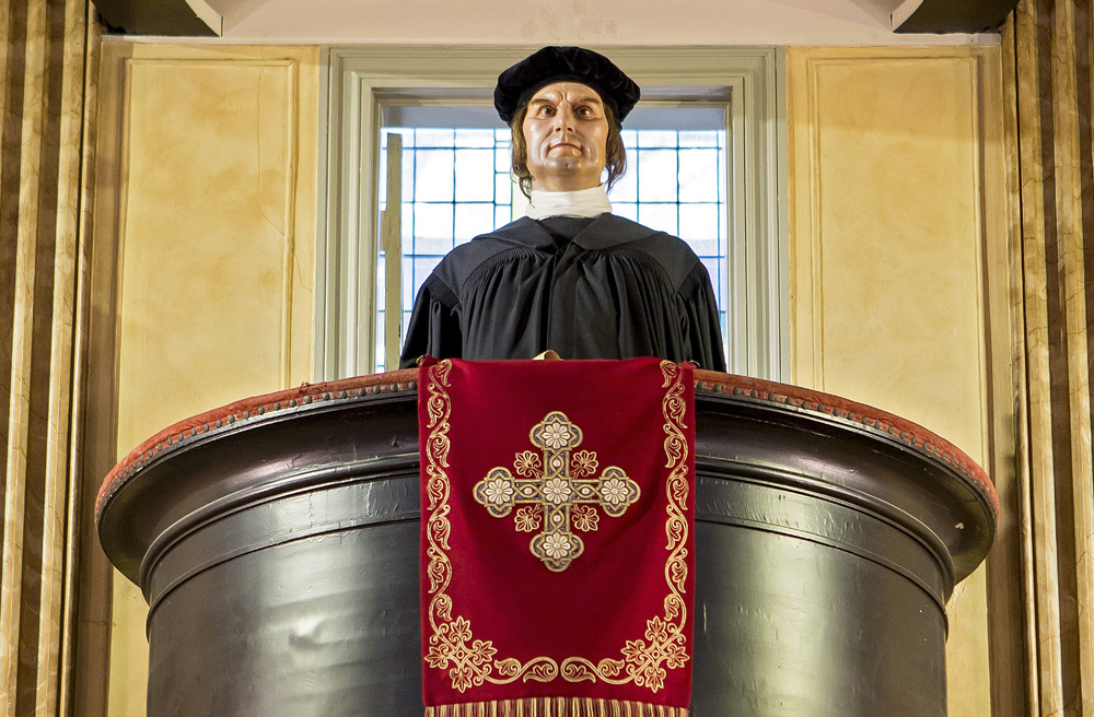 Die Wachsfigur von Martin Luther auf der Kanzel der St. Paulikirche