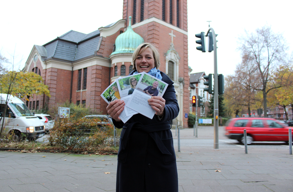 Das Heft mit dem Rätsel präsentiert Silke Ratuschni aus der Kirchengemeinde Winterhude-Uhlenhorst