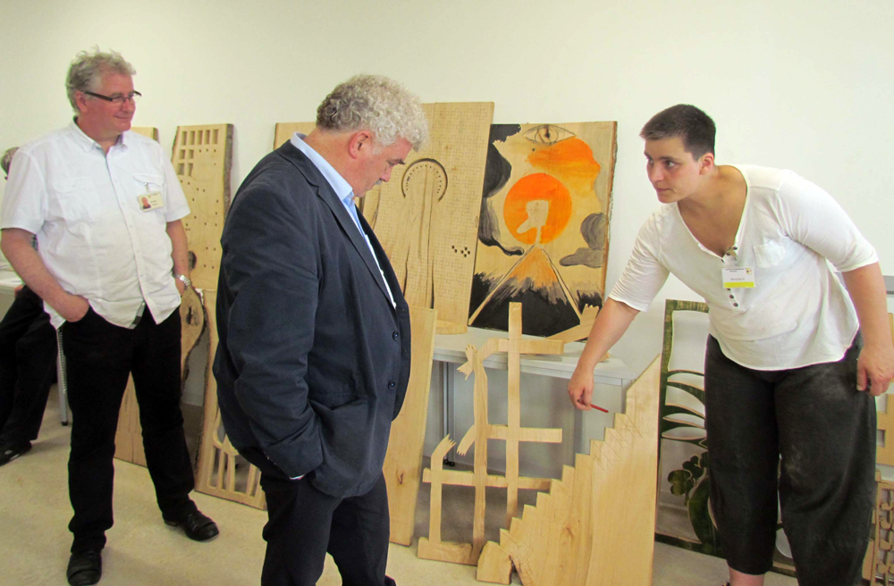 Image - Häftlinge gestalten einen Andachtsraum